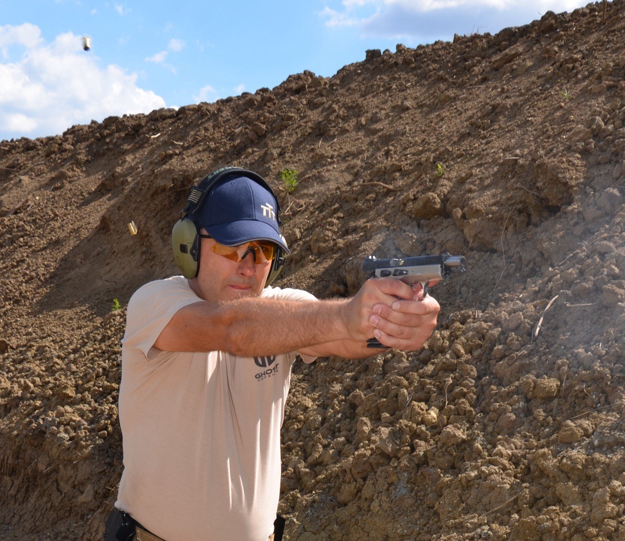 Muškarac puca iz pištolja